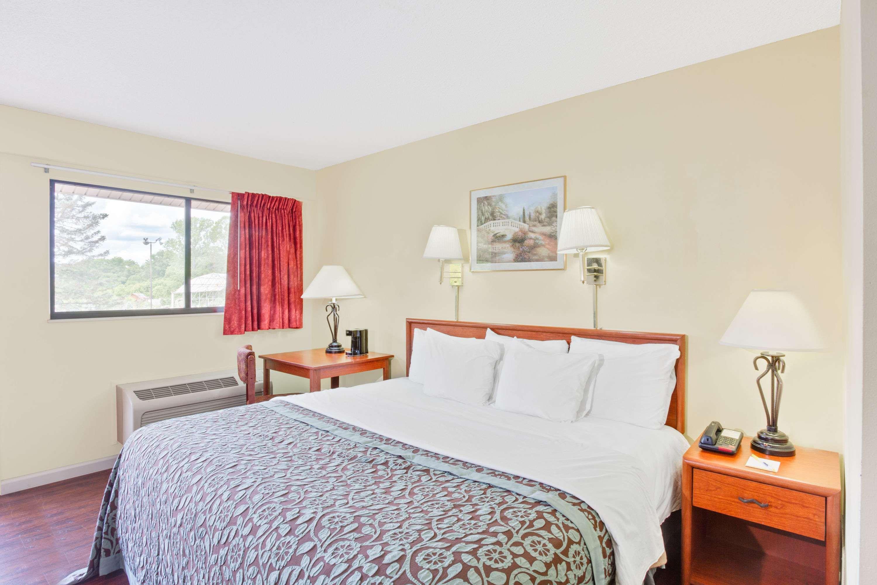 Days Inn By Wyndham Athens Exterior photo