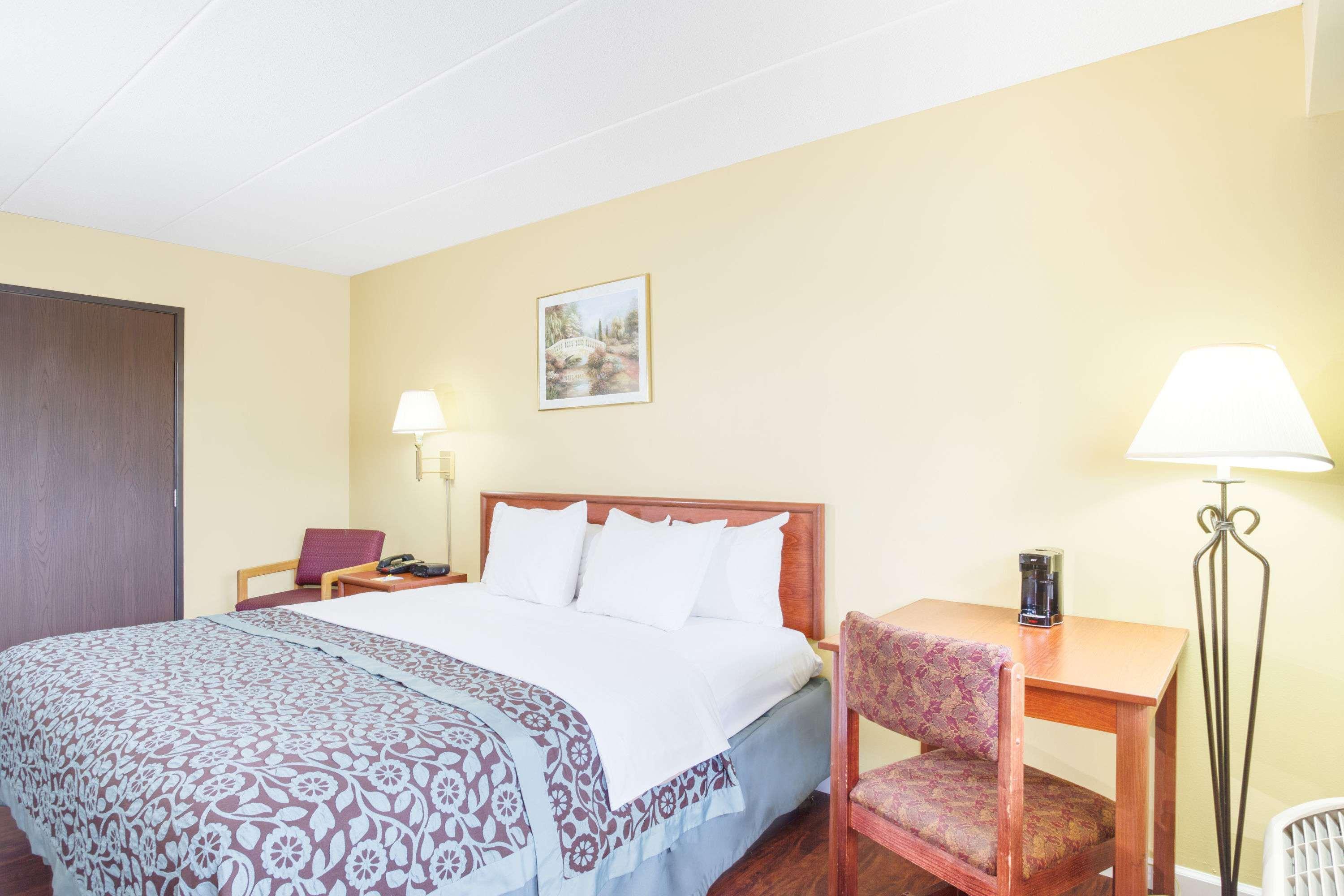 Days Inn By Wyndham Athens Exterior photo